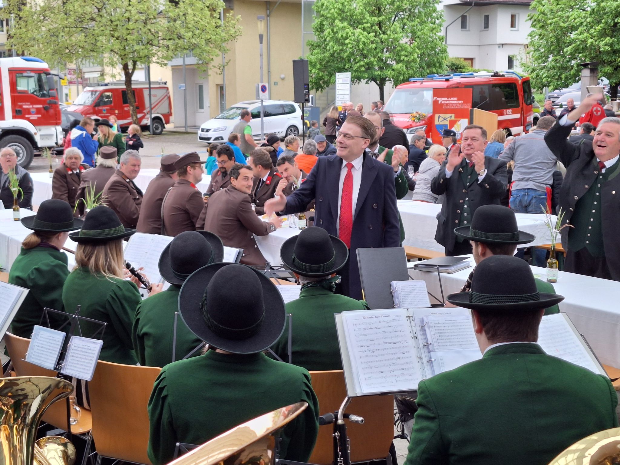IOI President, Chris Field PSM, conducting a large band in rendition of the Josef Niggas March.